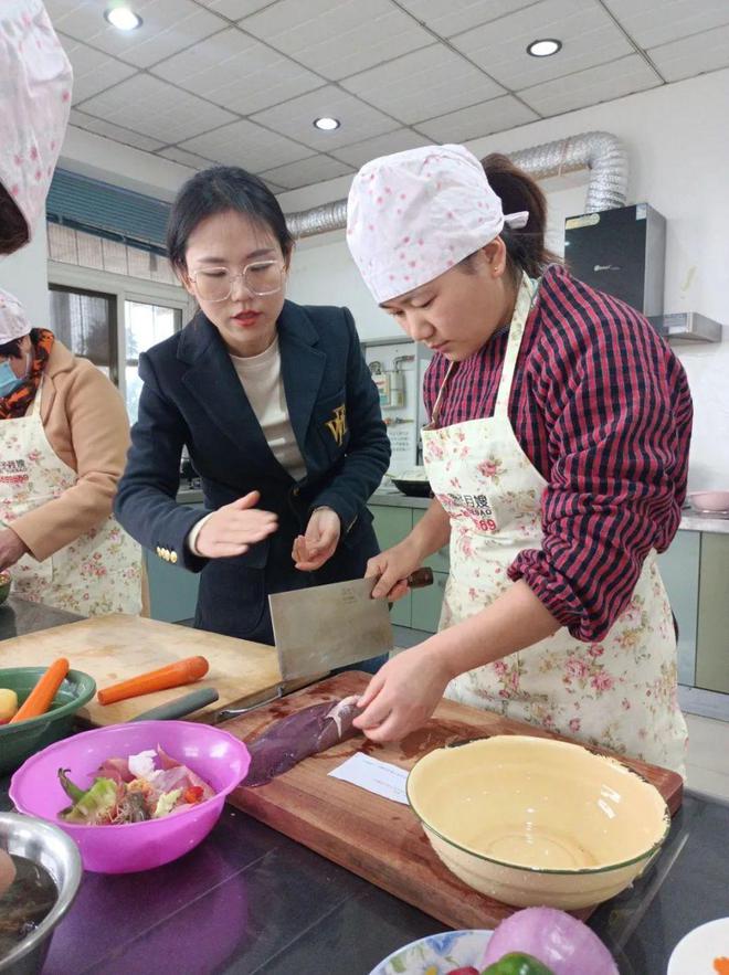 西安燕子月嫂月子期间营养配母婴餐技安博体育能提升培训圆满结束！(图2)