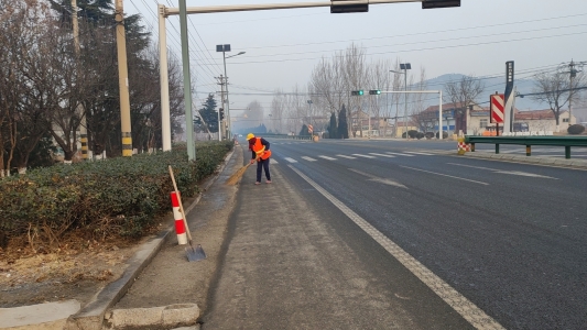 济南市莱芜区口镇街道：道路保洁精细化 城市颜安博体育官网值再提升安博体育app下载(图1)