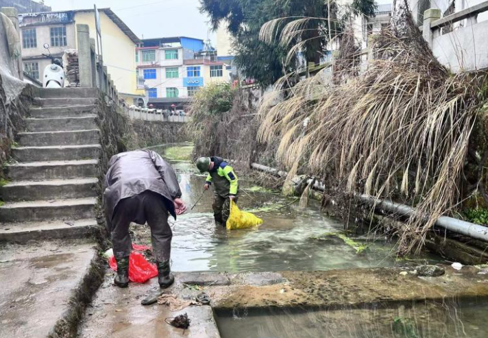 冬季河道保洁不“松劲安博体育app下载”无惧月嫂风雪护清流(图2)