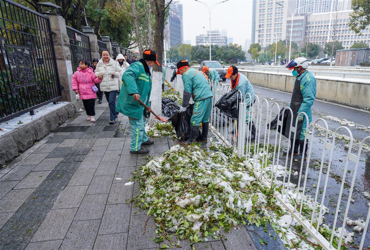 安博体育app下载母婴克服疲劳再奋战8小时20名保洁员擦亮省博周边窗口路面安博体育官网(图4)