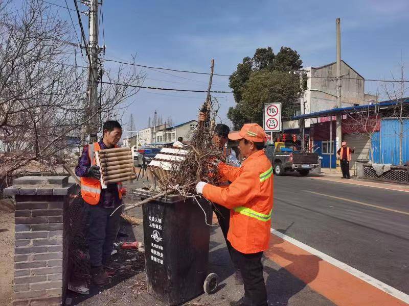 安博体育月嫂春节我在岗：云梦养护工人坚守岗位 公路保洁不停歇(图1)