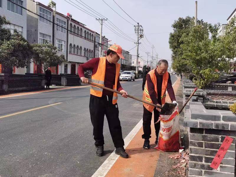 安博体育月嫂春节我在岗：云梦养护工人坚守岗位 公路保洁不停歇(图2)